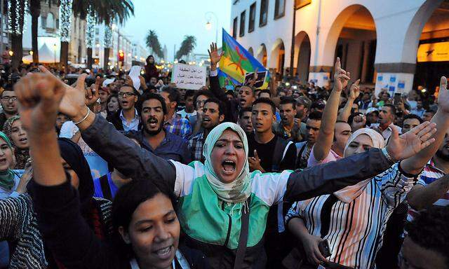 In der Hauptstadt Rabat protestierten am Wochenende Tausende Menschen nach dem Tod eines Fischhändlers.