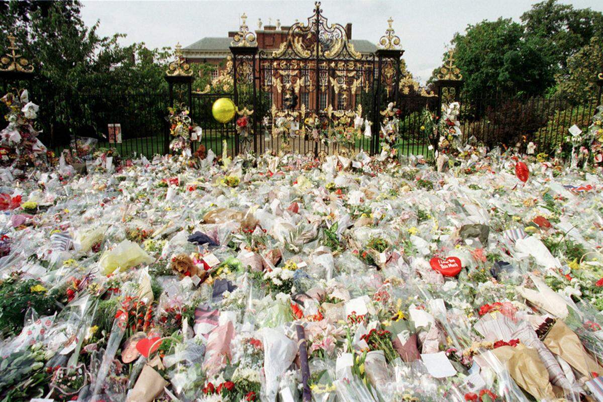 Die Trauerfeier fand am 6. September 1997 in der Westminster Abbey statt. Etwa drei Millionen Menschen waren bei dem Trauerzug durch London dabei. Weltweit sollen geschätzte zwei Milliarden Menschen das Ereignis mitverfolgt haben.