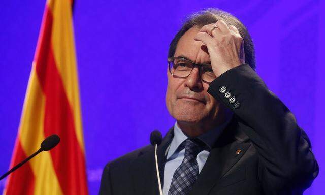 Catalan President Artur Mas gestures during a news conference at Palau de la Generalitat in Barcelona