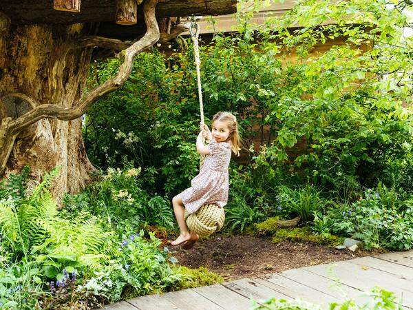 Prinz George, Prinzessin Charlotte und Prinz Louis haben ihrer Mutter auch im Garten geholfen heißt es auf Instagram. Sie haben Moos, Blätter und Zweige gesammelt um den Garten zu dekorieren.