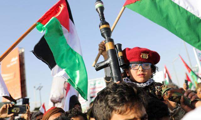 Martialischer Aufmarsch in Sanaa. Anhänger der Houthi-Miliz protestieren gegen die USA.