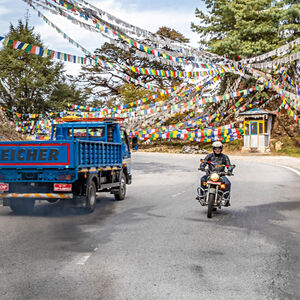 Blau, weiß, rot, grün, gelb: Im Wind flatternde Gebetsfahnen sind in Bhutan allgegenwärtig.