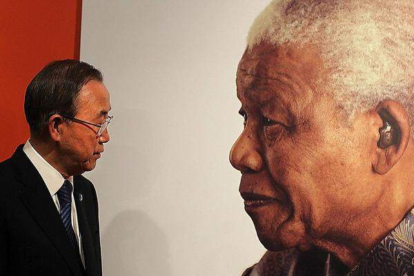 Wahre Größe: UN-Generalsekretär Ban Ki-moon vor einem überlebensgroßen Porträt Mandelas.