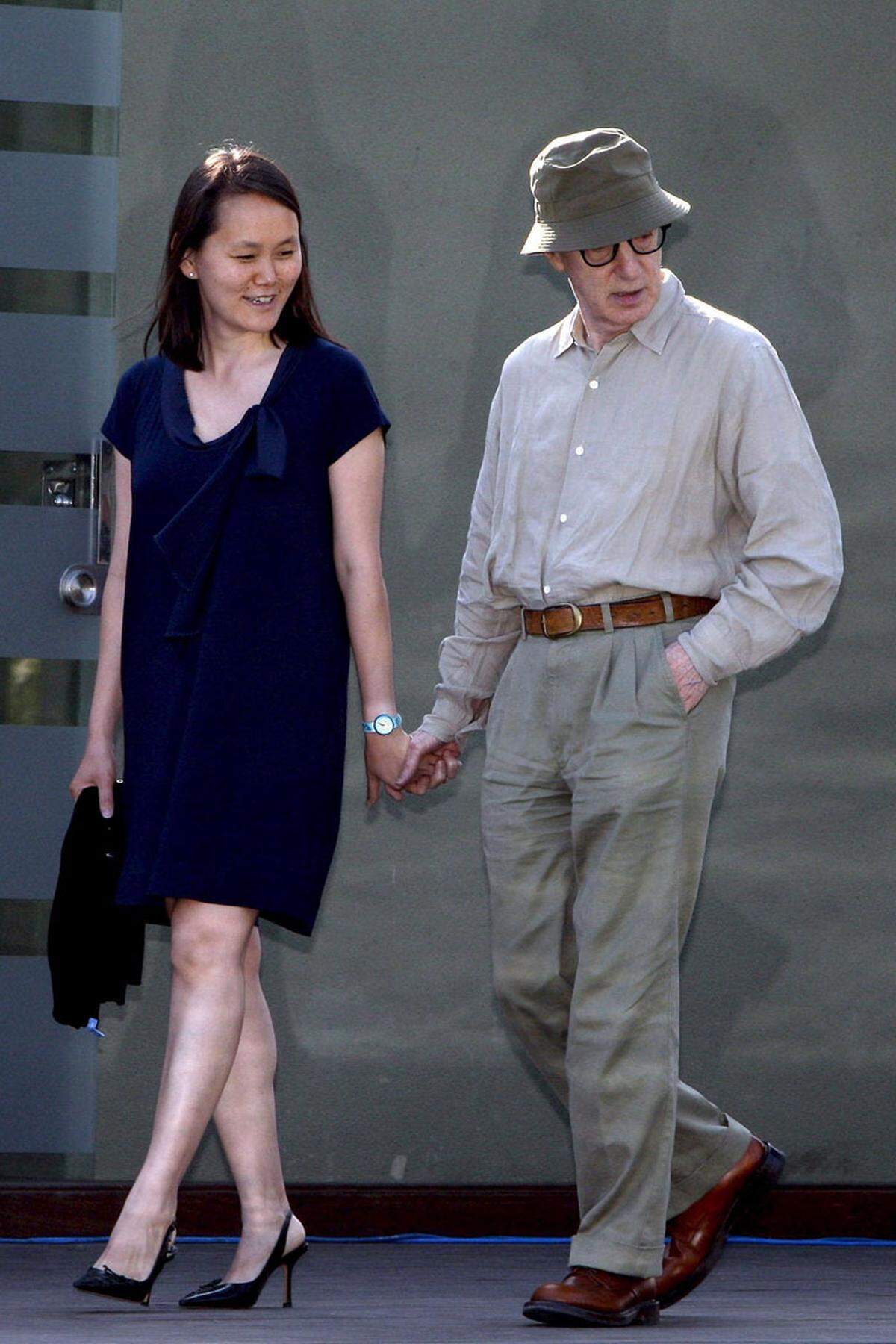 Woody Allen und seine Frau Soon-Yi Previn sind ein ungewöhnliches Paar. Der Filmemacher schockierte die Welt, als er 1992 seine Beziehung zur damals 21-jährigen Adoptivtochter seiner Partnerin Mia Farrow bekanntgab. Die beiden sind trotz der 34 Jahre Altersunterschied - und ihrer seltsamen Geschichte - noch immer verheiratet.