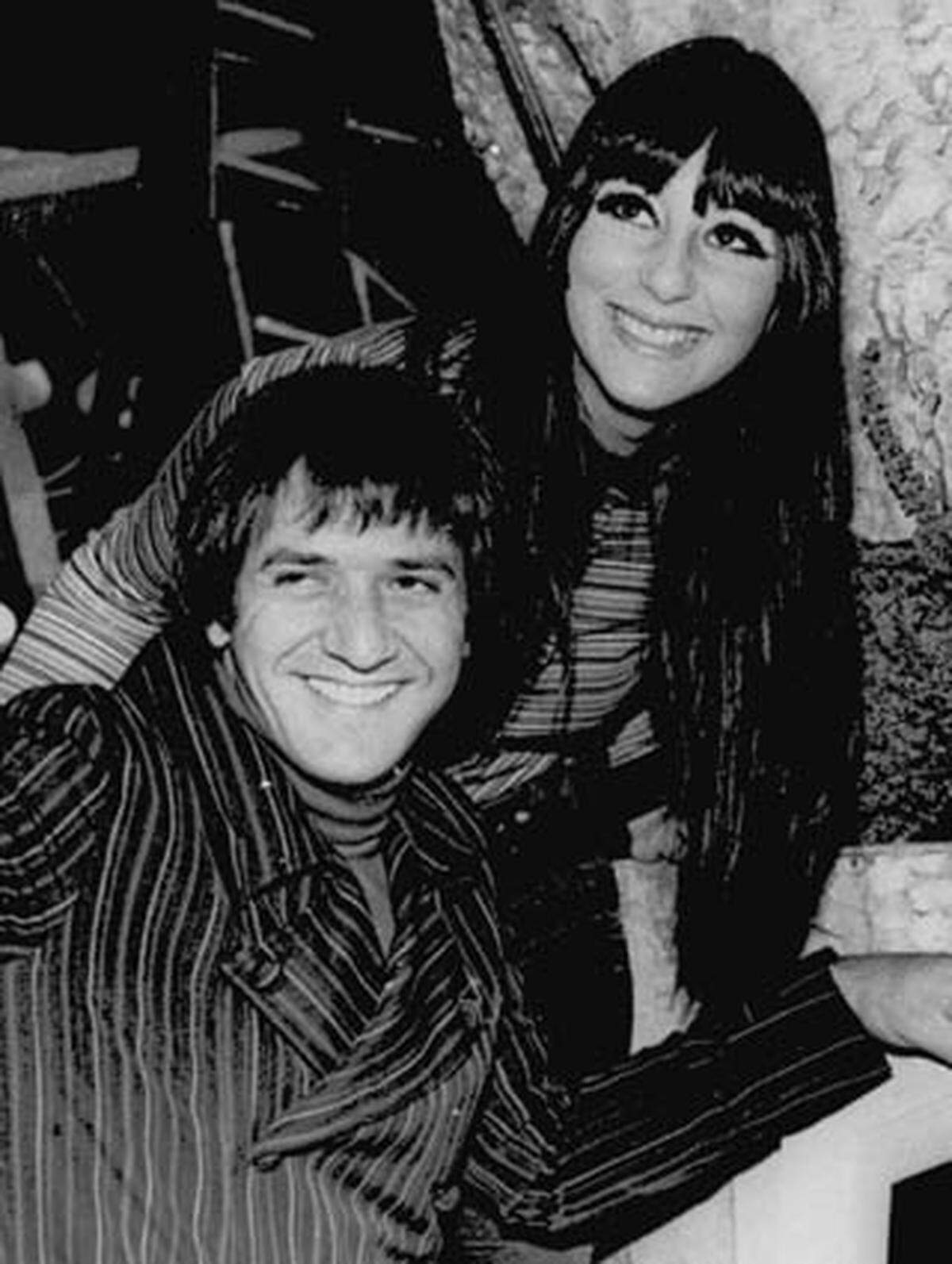 Das Duo 'Sonny und Cher' wurde mit Liedern wie 'I got you, Babe' bekannt. Cher verfolgte ihre musikalische und schauspielerische Karriere erfolgreich bis zum heutigen Tag. Ihr damaliger Ehemann Sonny entschied sich aber, die politische Bühne zu betreten. Der Sänger und Schauspieler wurde mit seinem richtigen Namen Salvatore Phillip Bono Bürgermeister von Palm Springs in Kalifornien und gewann 1994 als Republikaner einen Sitz im US-Repräsentantenhaus. 1998 erlitt er tödliche Verletzungen bei einem Skiunfall.