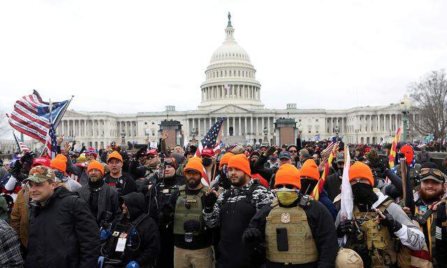 Archivbild einer Gruppe "Proud Boys" vor dem Kapitol. Das Okay-Handzeichen steht für die rassistische "White Power"-Ideologie.