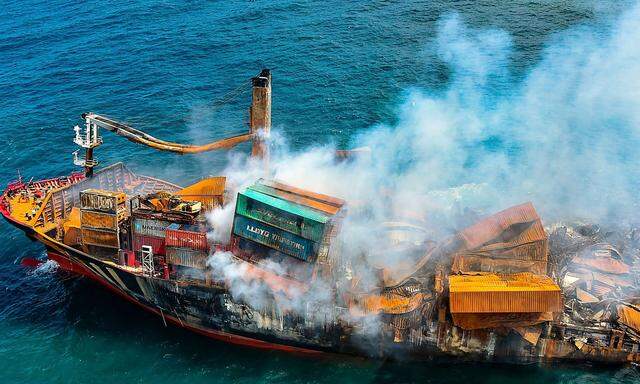 Das Feuer auf der "X-Press Pearl" konnte gelöscht werden, doch nun könnte der Frachter sinken.