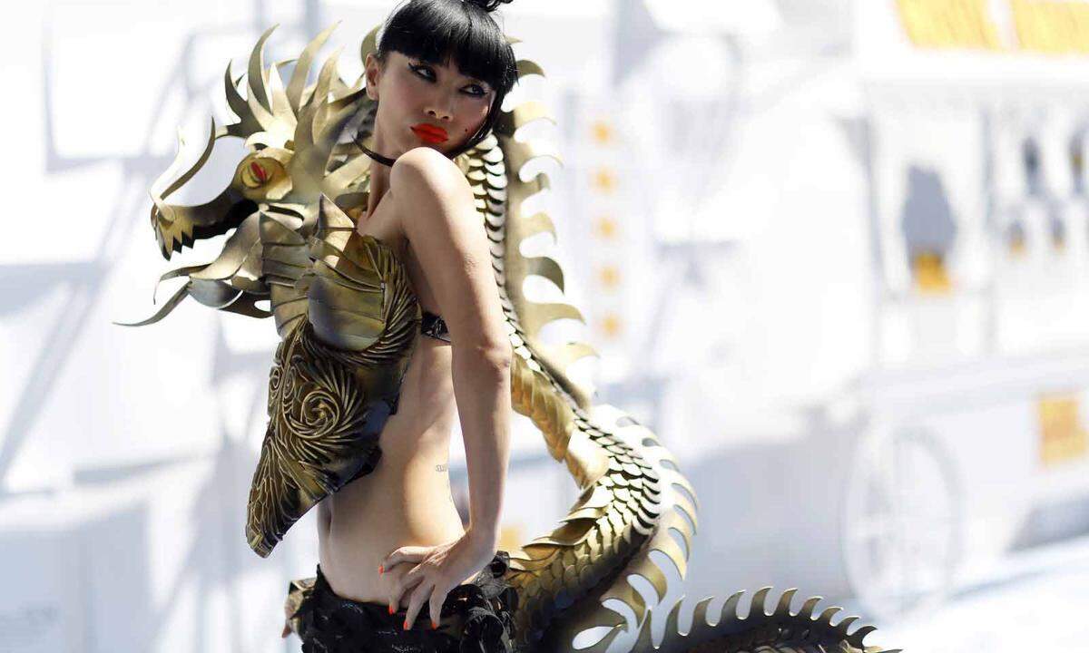 In der (Fantasie-)Kategorie Fantasiekostüm ging die chinesische Schauspielerin Bai Ling mit ihrem Drachen in die Award-Geschichte ein.