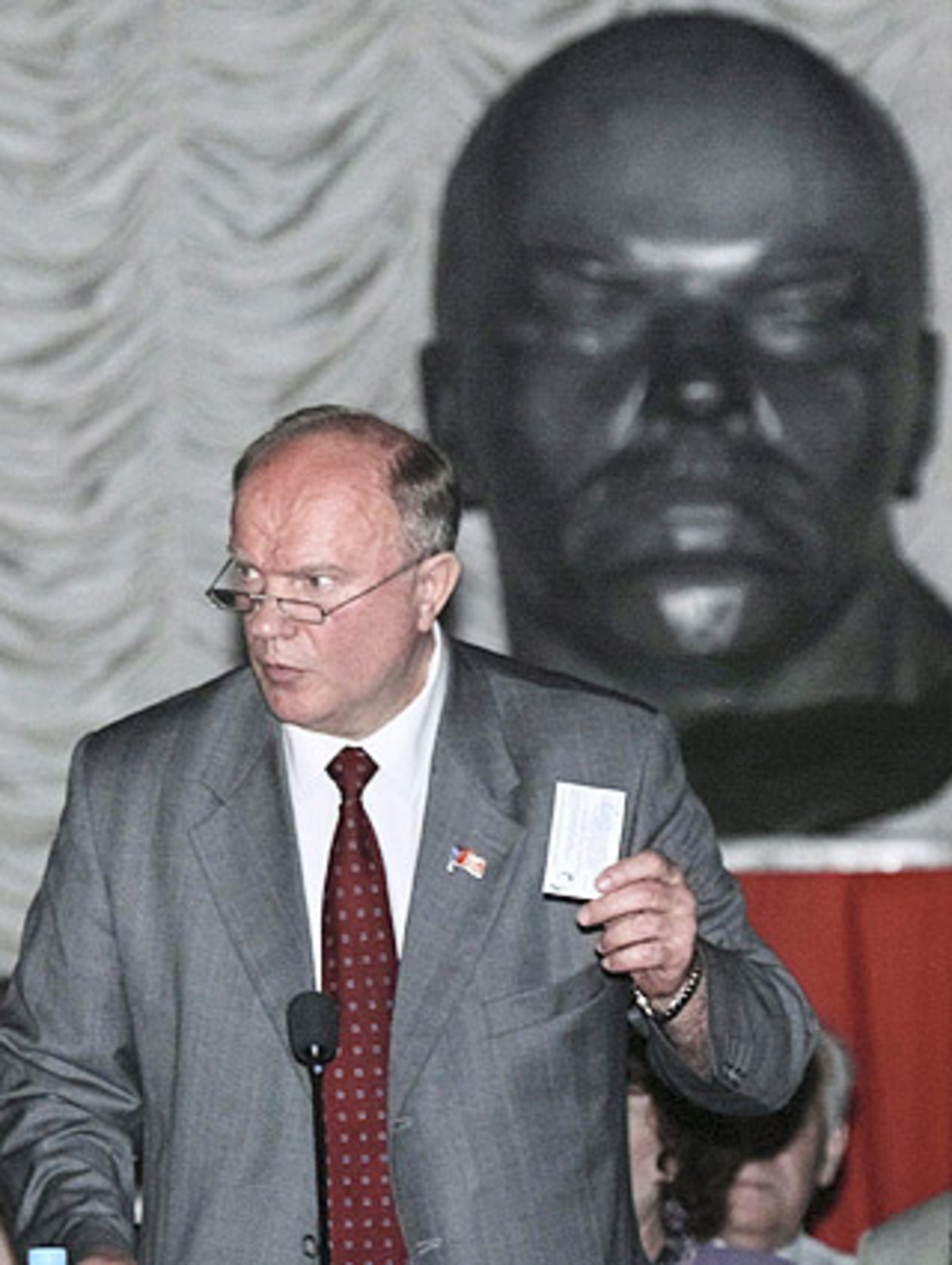 Medienberichten zufolge erwägt Sjuganow jedoch den Rückzug aus dem Präsidentschaftswahlkampf. Die Partei teilte mit: "Wir wollen uns nicht in einer Situation wiederfinden, in der unser Kandidat als Kosmetik für die Inthronisierung eines Nachfolgers herhalten muss." Experten zufolge befürchte der 63-jährige zudem den Verlust des Parteivorsitzes nach einer Niederlage bei der Präsidentenwahl am 2. März.