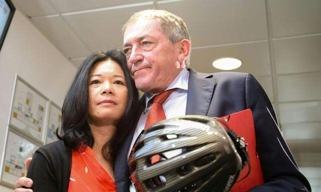 Salzburgs Bürgermeister Heinz Schaden (SPÖ) und Ehefrau Jianzhen vor dem Prozess.