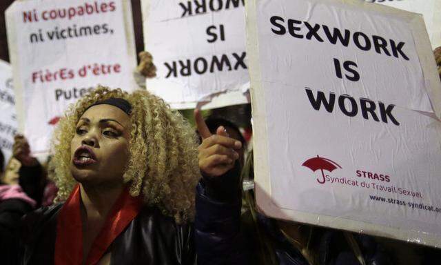 Prostituierte demonstrieren in Paris gegen das neue Gesetz.French deputies voted for a reform of prostitution law in Paris