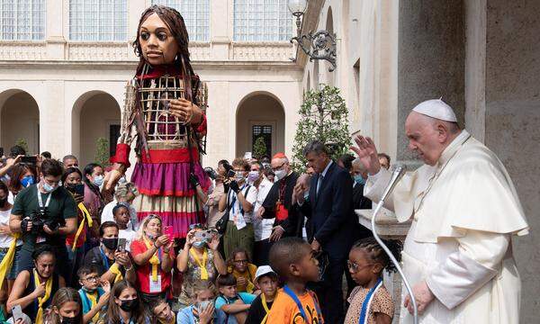 Unterwegs sprechen Wegbegleiter ihren Zuspruch aus - hier etwa Papst Franziskus in Rom.