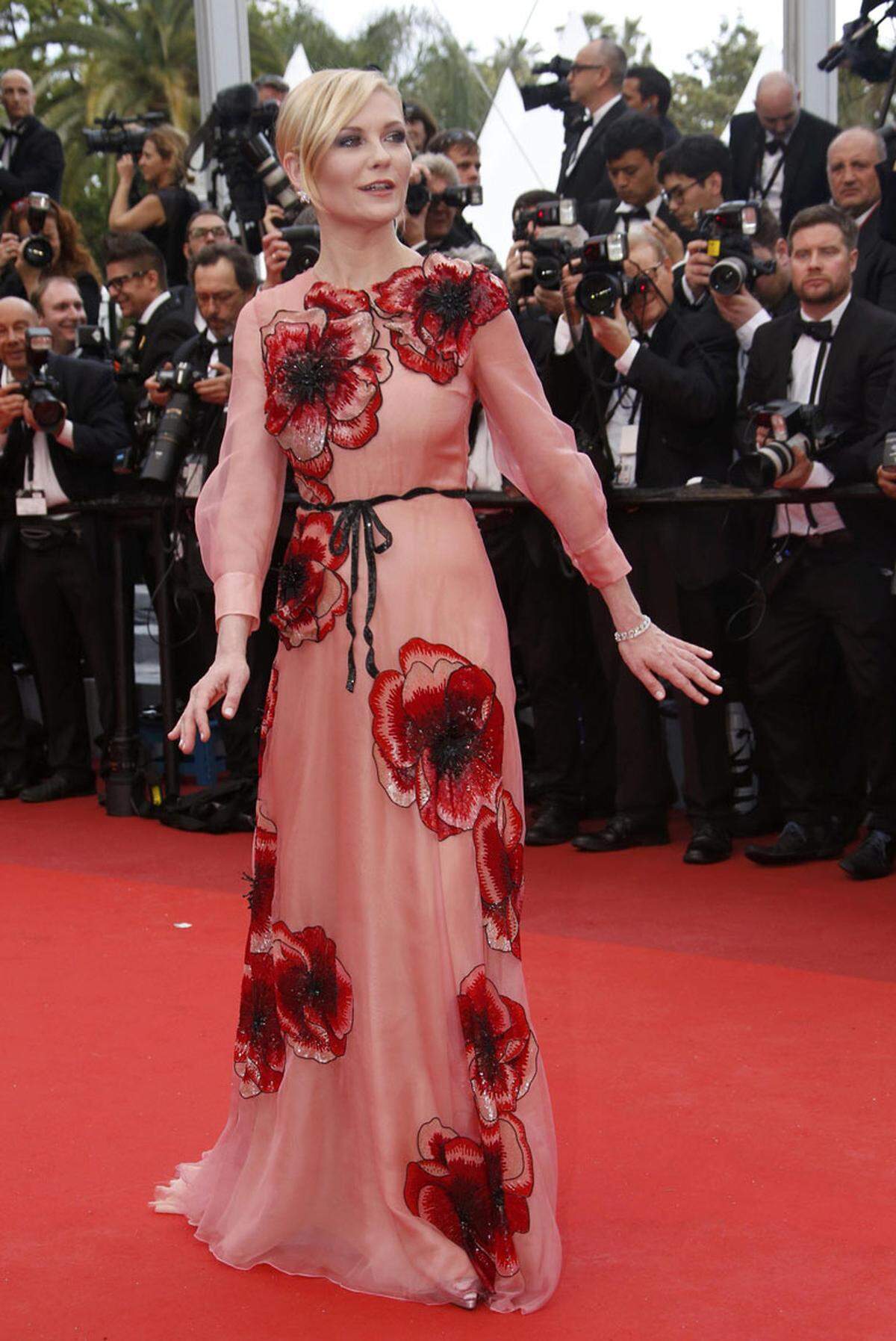 Kirsten Dunst gab sich in einem Kleid von Gucci floral und elegant.