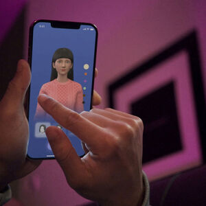 Ein Benutzer interagiert mit einer Smartphone-App, um einen Avatar für einen persönlichen KI-Chatbot anzupassen.