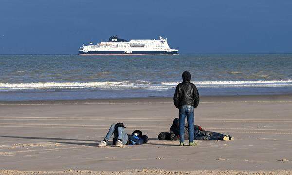 Migranten an der nordfranzösischen Küste warten auf ihre Abfahrt nach Großbritannien. 