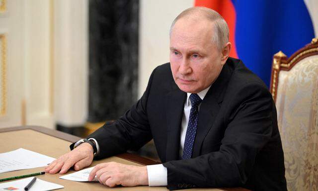 Russlands Präsident Wladimir Putin bei Beratungen nach der ukrainischen Attacke auf die Krim-Brücke.