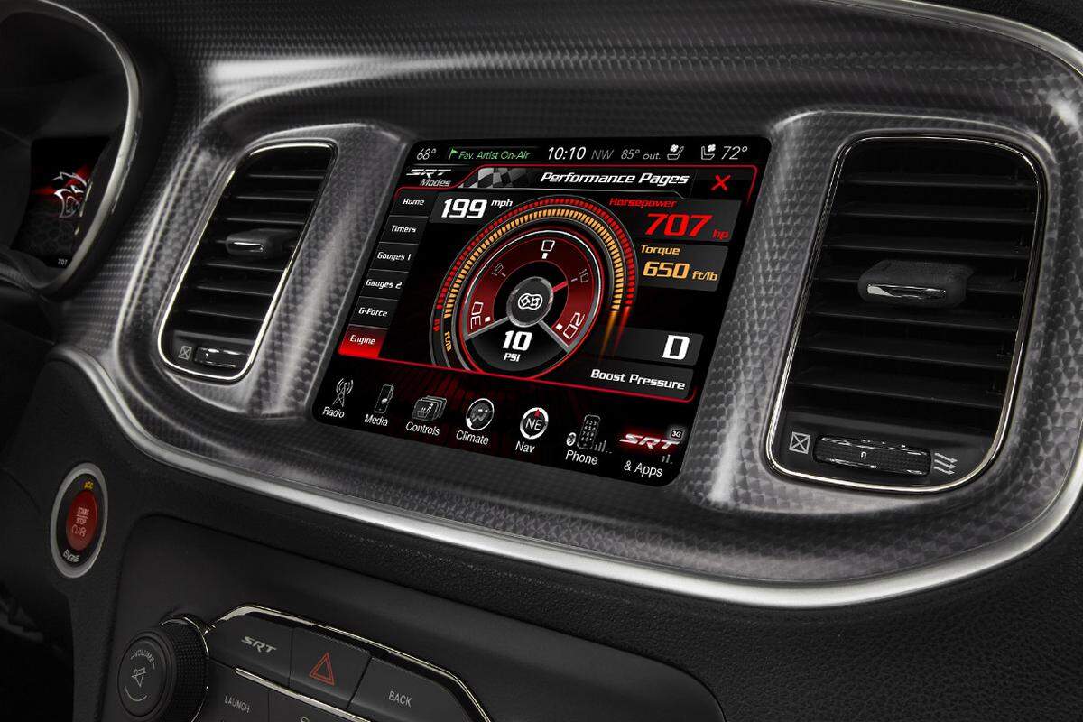 Für die Information des Fahrers ist am Armaturenbrett ein 8,4-Zoll-Touchscreen angebracht.