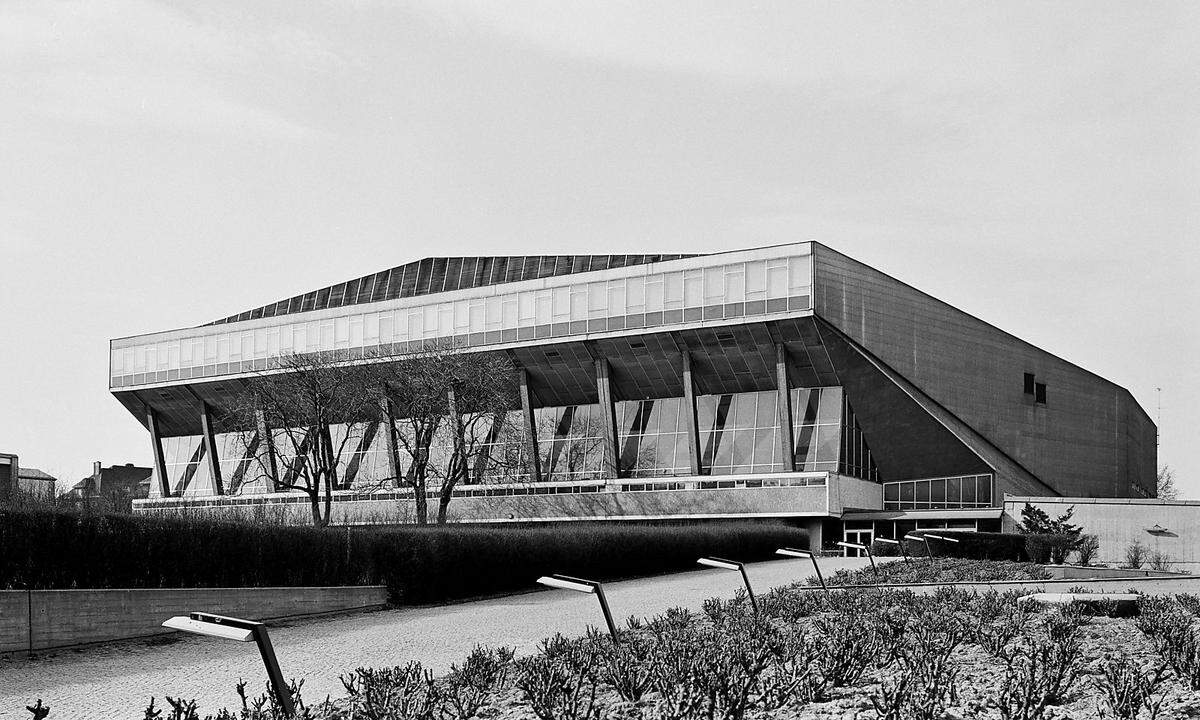 Roland Rainer (geboren 1910 in Klagenfurt, gestorben 2004 in Wien) wird zu den bedeutendsten österreichischen Architekten des 20. Jahrhunderts gezählt. Seine Bauten, im Bild die Wiener Stadthalle, gebaut 1954–1958, wurden zu Identitätsträgern für Österreich und prägten den architektonischen Geschmack.
