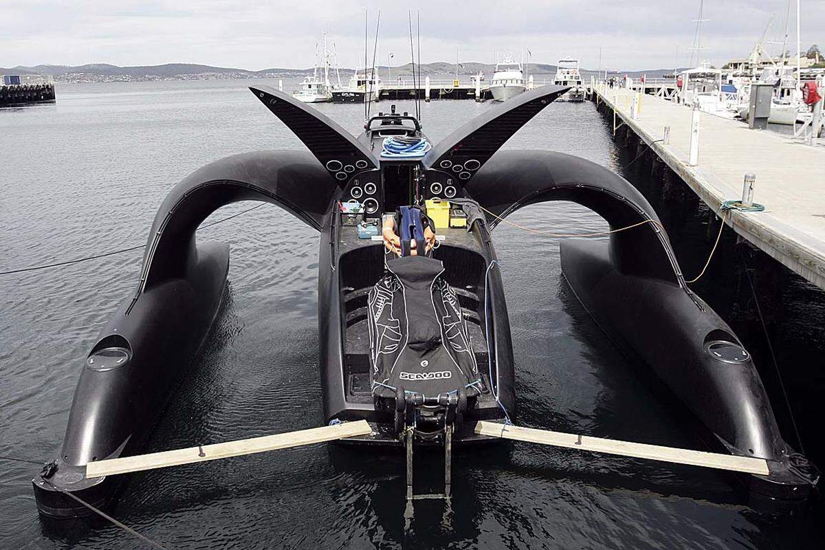 ... die "Ady Gil": Das Boot, das unter dem Namen "Earthrace" den Rekord in der schnellsten Weltumfahrung aufgestellt hat, hatte 500 PS und war mit dem Radar schwer zu orten.