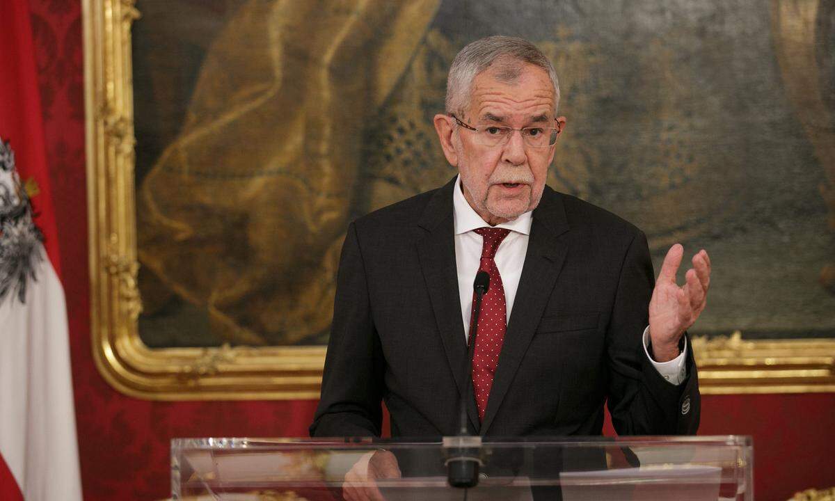 Sollte jemand Ambitionen auf die Hofburg haben, dürfte es ohnehin schwierig werden, sollte sich Alexander Van der Bellen zur Wiederkandidatur entscheiden. Denn das Staatsoberhaupt legte 2019 an Beliebtheit zu (Stichwort Vertrauensindex). Immerhin gelang es dem Ex-Grünen während der Regierungskrise mithilfe der "eleganten" Bundesverfassung das Land stabil zu halten sowie eine Expertenregierung einzusetzen, die von einer Kanzlerin angeführt wurde und in der es gleich viele Frauen wie Männer gab.