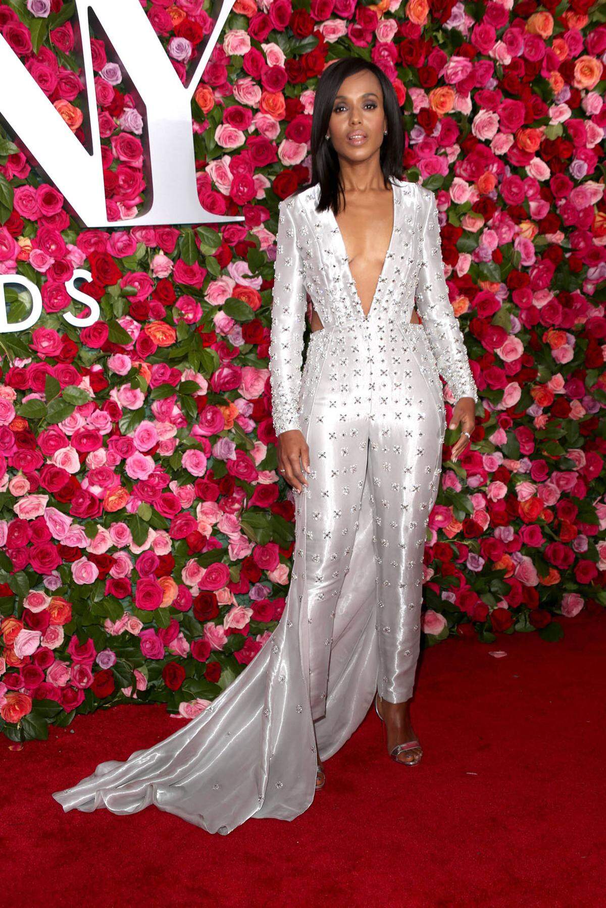 Der wichtigste Theaterpreis der Welt, die Tony Awards, wurden in New York vergeben. Auf dem roten Teppich tummelten sich auch viele Schauspieler, die man nicht nur von der Bühne, sondern auch vom TV und der Kinoleinwand kennt. Kerry Washington etwa. Sie kam in einem Einteiler mit Schleppe von Atelier Versace.