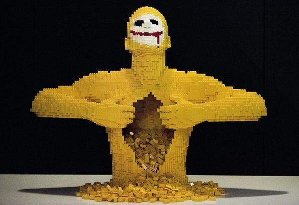 Eine Idee aus Bubentagen hat den gelernten Juristen nicht mehr losgelassen, jetzt wartet bis Jahresbeginn seine Welt aus mehr als 2,5 Millionen Legosteinen auf Besucher aller Altersklassen in Wien. In diesem Mann hat das Kind die Oberhand gewonnen - mit Erfolg, seine künstlerische Vision führt in rund um die Welt. Für die Umsetzung der Idee, die "legendärsten Superhelden aus dem beliebtesten Spielzeug der Welt" zu kreieren, hat er seine Karriere als Anwalt an den Nagel gehängt. Im Bild die Skulptur 'Yellow'