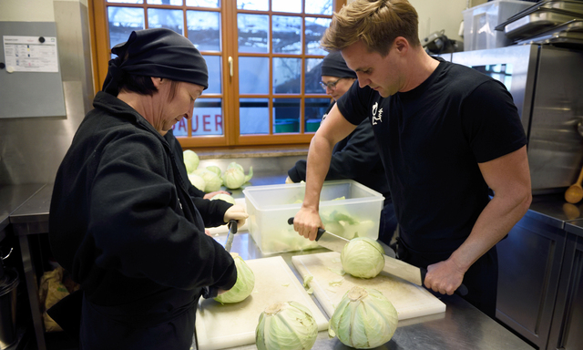Stefan Grossauer in der Küche, in der er einst begann zu experimentieren. Kraut ist eine der Pestosorten, die gut in den Winter passen – so wie Rote Rüben, Mohn oder Grammeln.