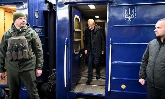 Van der Bellen steigt in Kiew aus dem Sonderzug.