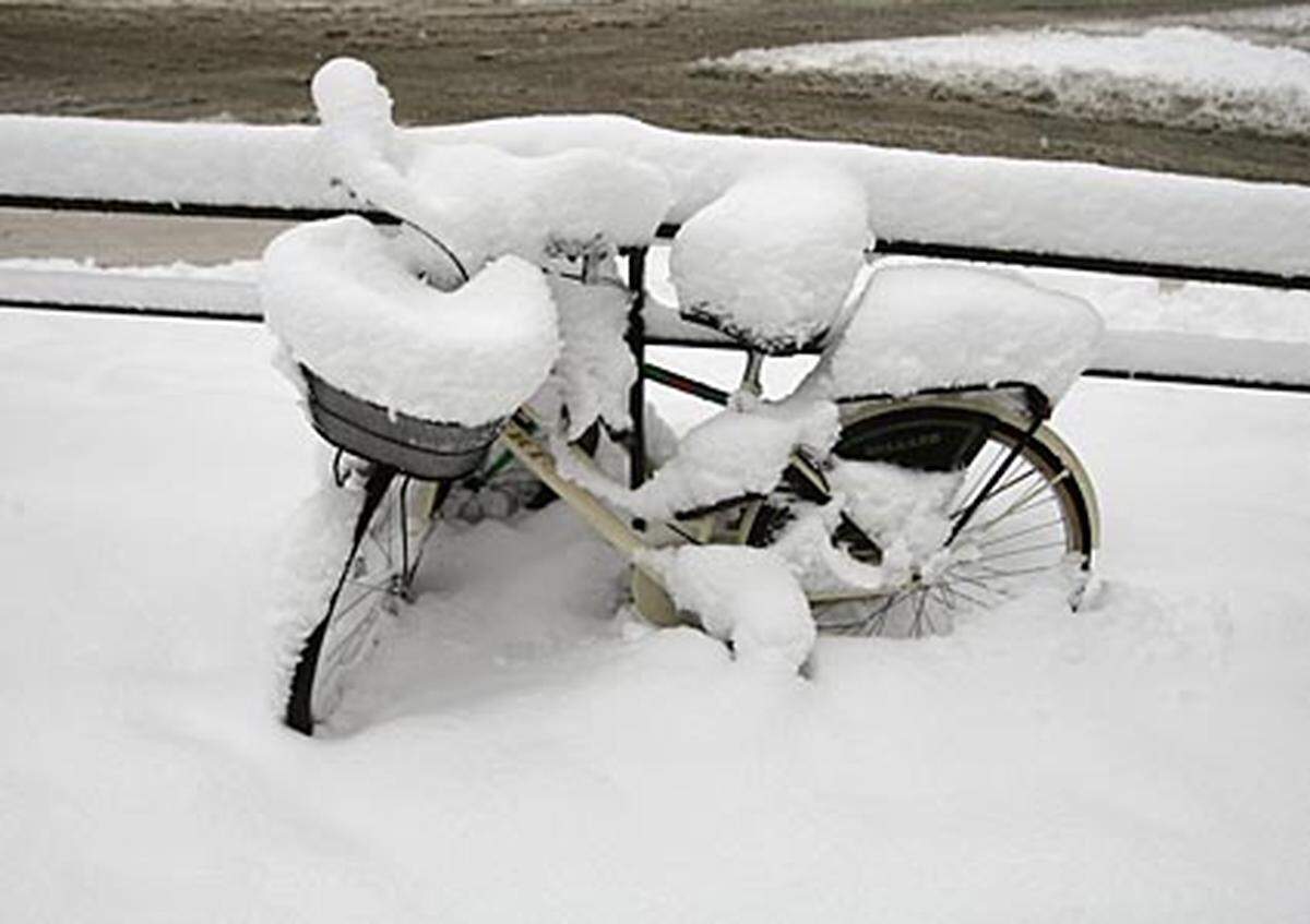 In Italien richteten heftige Schneefälle besonders im Norden ein Verkehrschaos auf den Straßen und in der Luft an.