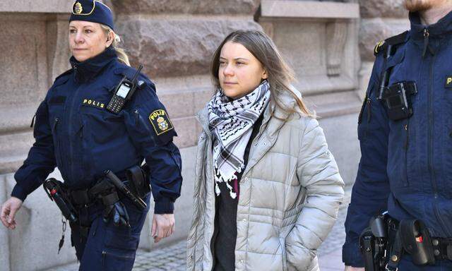 Greta Thunberg ist in Stockholm von der Polizei abgeführt worden.