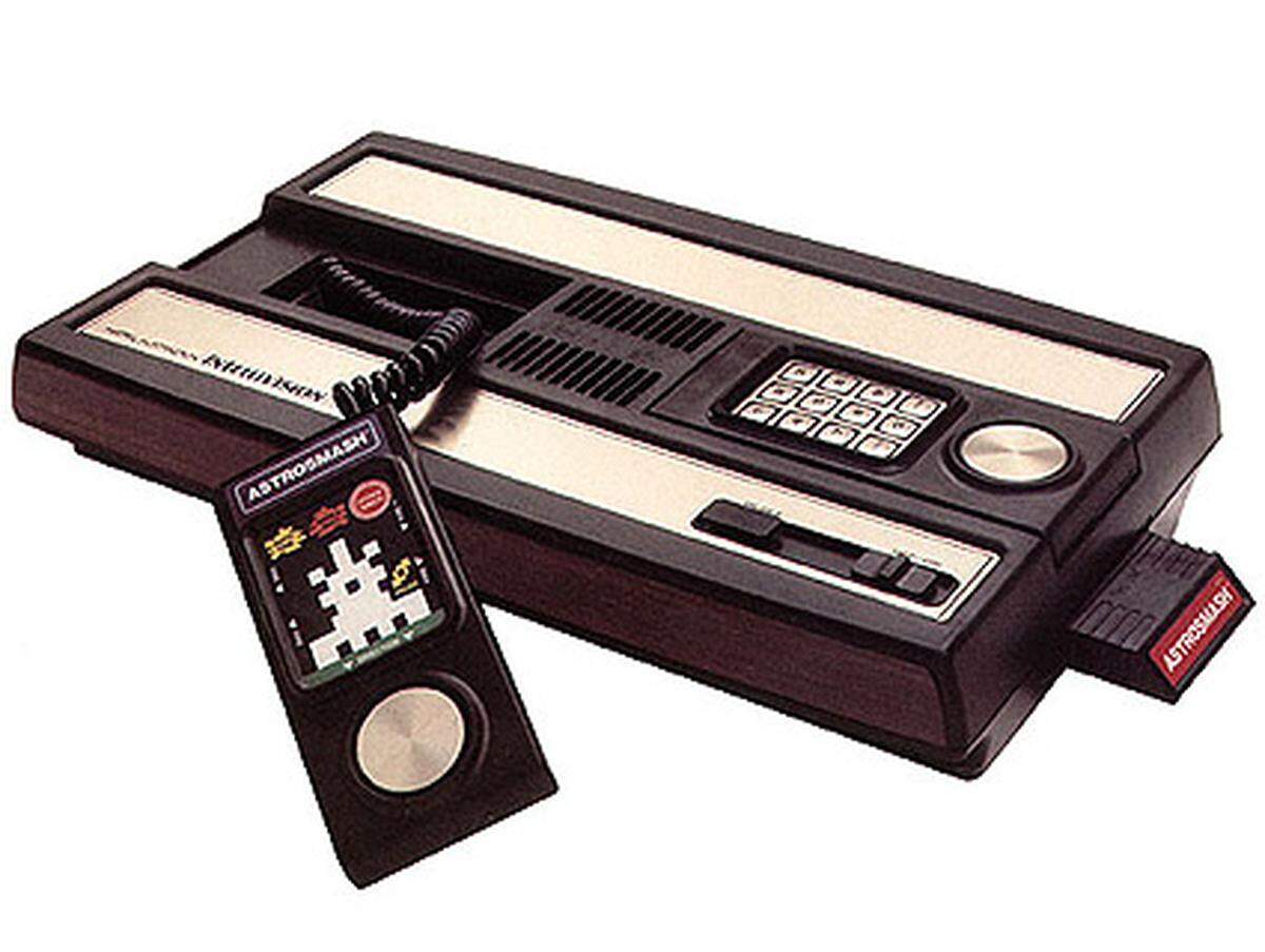 Mit der Intellivision schaffte Spielzeughersteller Mattel einen Quantensprung: Die erste 16 Bit-Konsole war geboren.  Durch die technische Überlegenheit entwickelte sich die Intellivision bald zu einer echten Bedrohung für den Atari 2600. Doch kurz darauf stellte die Konkurrenz neue Geräte vor und Mattel geriet unter Druck. 1983 musste die Produktion eingestellt werden.
