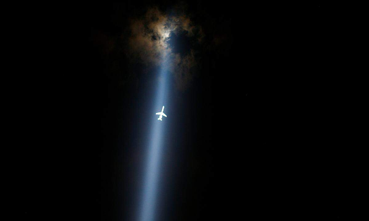 10. September 2011. Ein Flugzeug durchflog das "Tribute in Lights"-Mahnmal auf dem Gelände der zerstörten Türme des World Trade Centers in New York einen Tag vor dem zehnten Jahrestag des Terroranschlags.