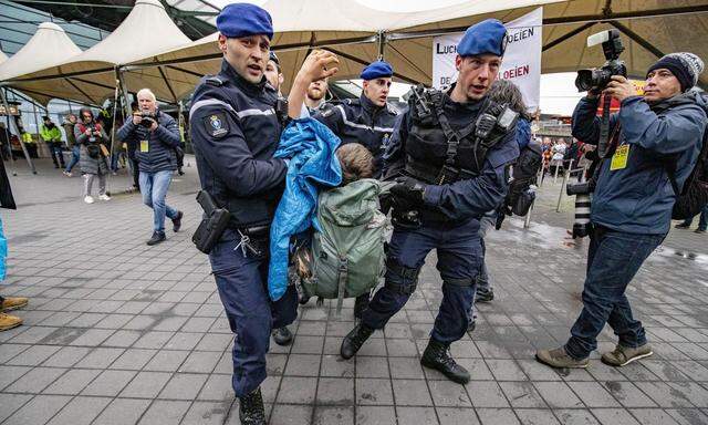 Die niederländische Grenzschutzpolizei hat am Samstag Dutzende Klimaaktivisten am Amsterdamer Flughafen Schiphol bei einer nicht genehmigten Demonstration vorläufig festgenommen.