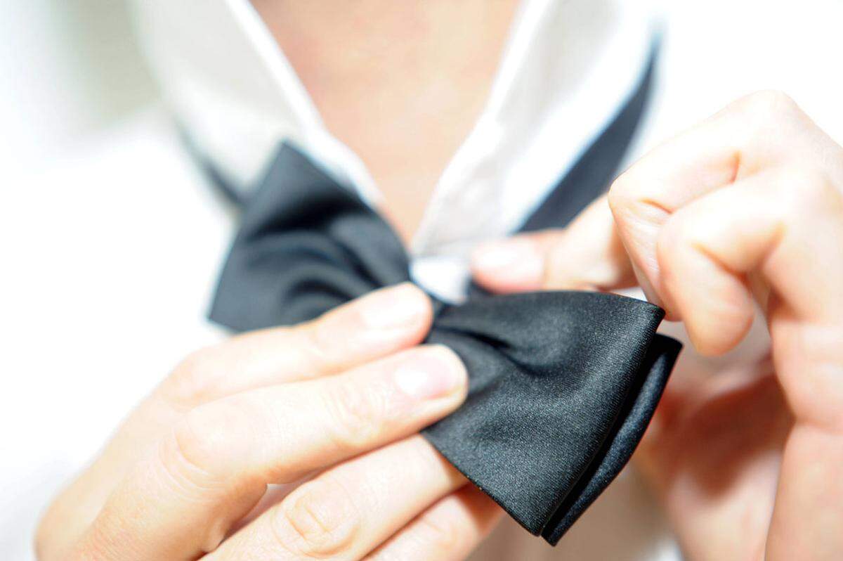 Hemden, Krawatten oder Fliegen ... vor allem Männer, die selbst nicht gerne einkaufen, werden sich über dieses Geschenk freuen. Damit die Presente weder zur groß noch zu klein sind, sollte man etwa Hemdkragenweite und Kleidergröße unauffällig im Kleiderschrank nachmessen.