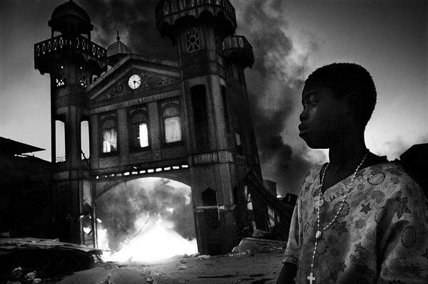 Riccardo Venturi, Italien, Contrasto Der alte Eisenwaren-Markt in Port-au-Prince, Haiti, brennt am 18. Jänner ACHTUNG: Im nächsten Bild sind tote Menschen zu sehen: Wenn Sie diesen Bild nicht sehen möchten, klicken sie  hier