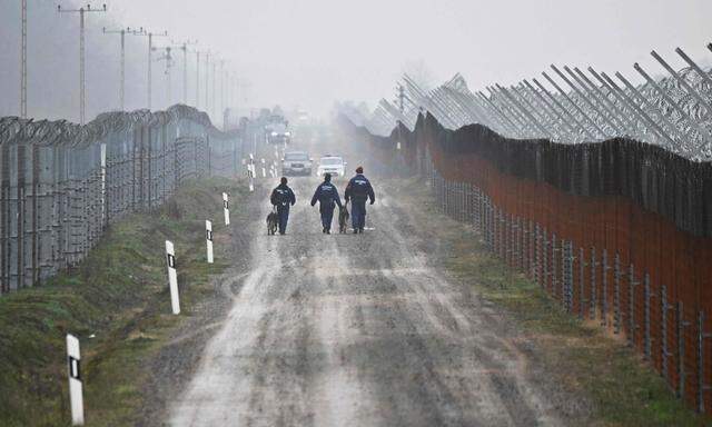 An der ungarisch-serbischen Grenze kommt es laut Menschenrechtsorganisationen immer wieder zu illegalen Zurückweisungen und Gewalt gegen Migranten.