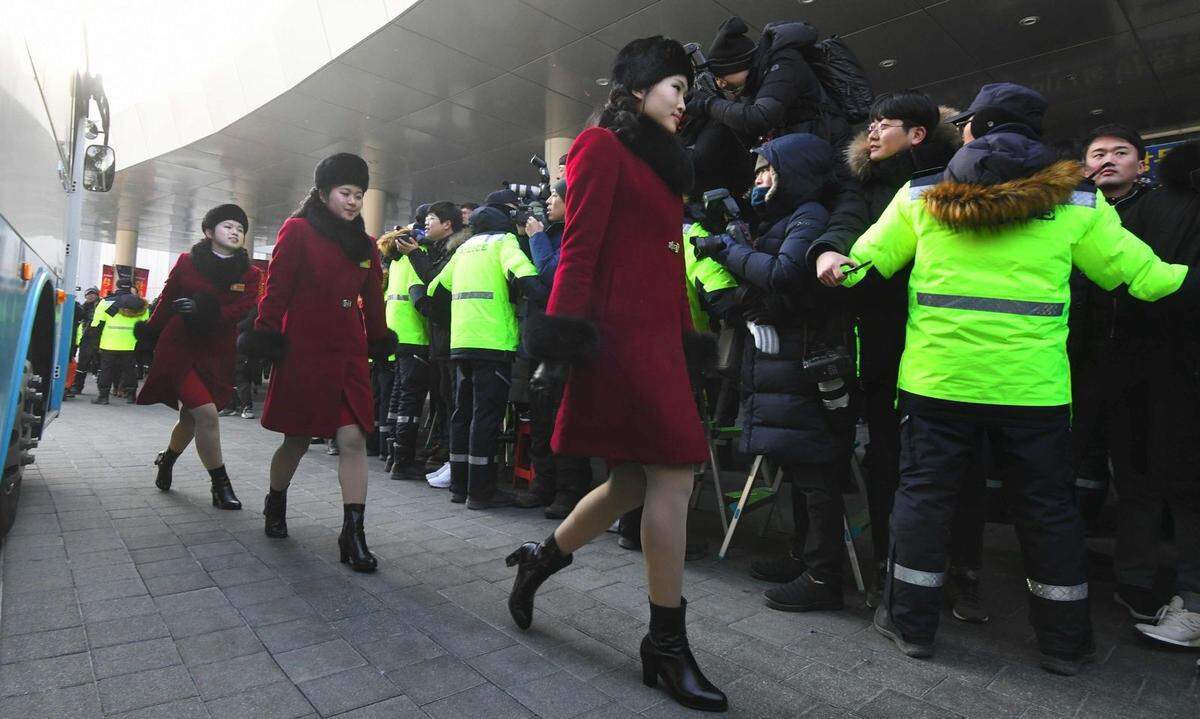 Die Cheerleader waren dem Vernehmen nach sorgfältig ausgewählt worden. Die nordkoreanischen Behörden überprüften demnach die Familien der jungen Frauen, deren Aussehen, Geschick und Loyalität zur kommunistischen Staatspartei.    