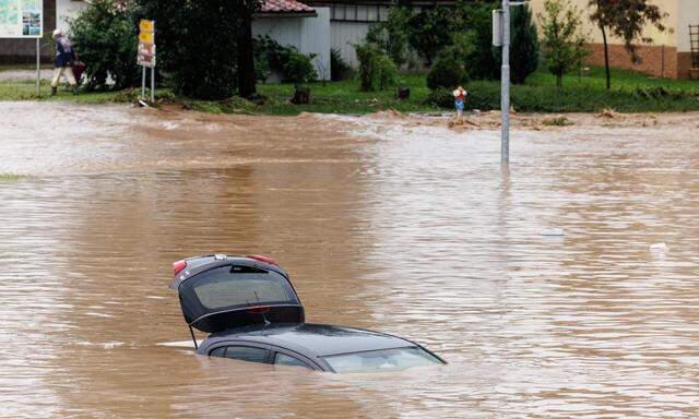 Im slowenischen Medvode ist der Fluss Sora über die Ufer getreten und hat für Überschwemmungen gesorgt.