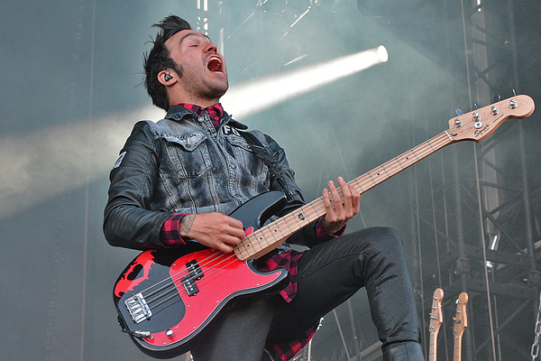 ... Fall Out Boy, der Emo-Kapelle von Ashlee Simpsons Ex-Mann Pete Wentz. Letztere coverte in St. Pölten "Beat it" - Michael Jackson versus Punkrock. "Zurückziehen" konnten sich Besucher in den Artpark. Dort wurden nicht nur Sportlich-Akrobatisches geboten, sondern auch Fashion: