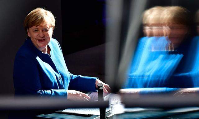Angela Merkel ist seit 13 Jahren Kanzlerin und CDU-Chefin in Personalunion. Beide Ämter gehörten zusammen, sagt sie immer wieder. Anfang Dezember soll ein CDU-Parteitag in Hamburg Merkel als Vorsitzende bestätigen. Doch davor wählt Hessen.