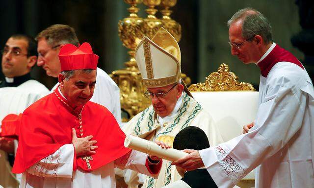 Kardinal Becciu (li.) auf einem Archivbild mit Papst Franziskus im Vatikan.