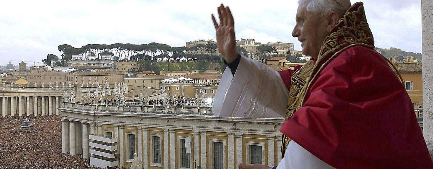 Papst Benedikt XVI hat seinen Ruecktritt angekuendigt Foto vom 19 04 2005 Kardinal Joseph Ratzinger