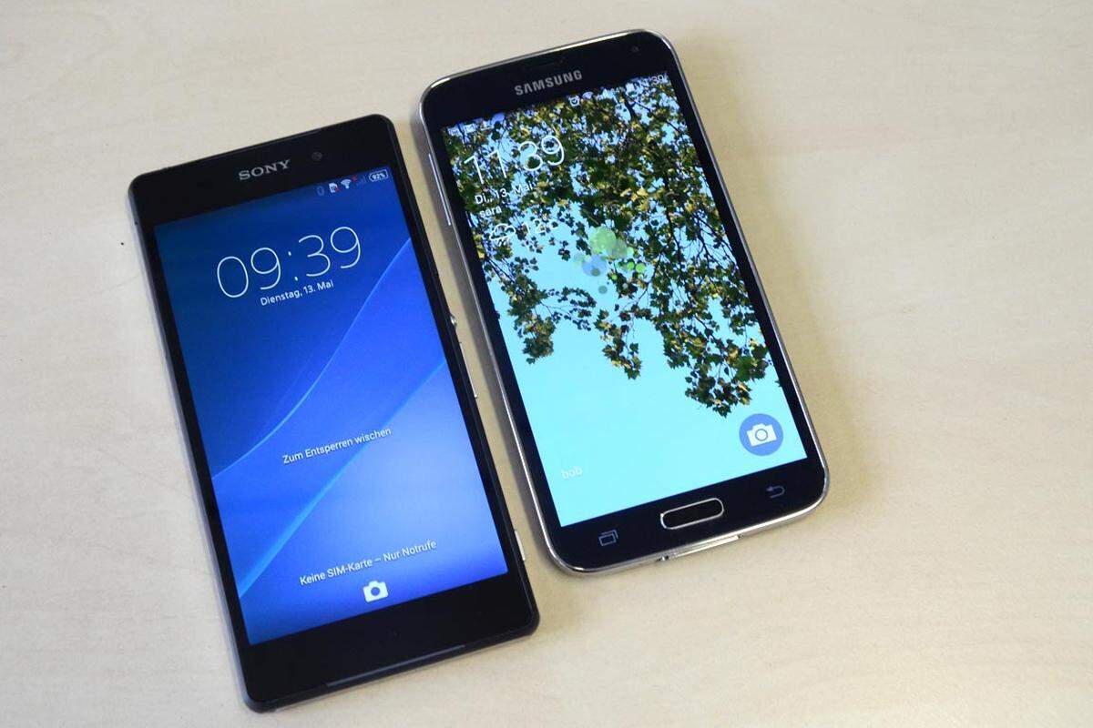 Auch das Samsung Galaxy S5 (re.) nicht gerade kompakt, aber Sony übertrumpft es noch einmal um ein paar Millimeter und das stark kantige Design unterstreicht den mächtigen Eindruck zusätzlich.