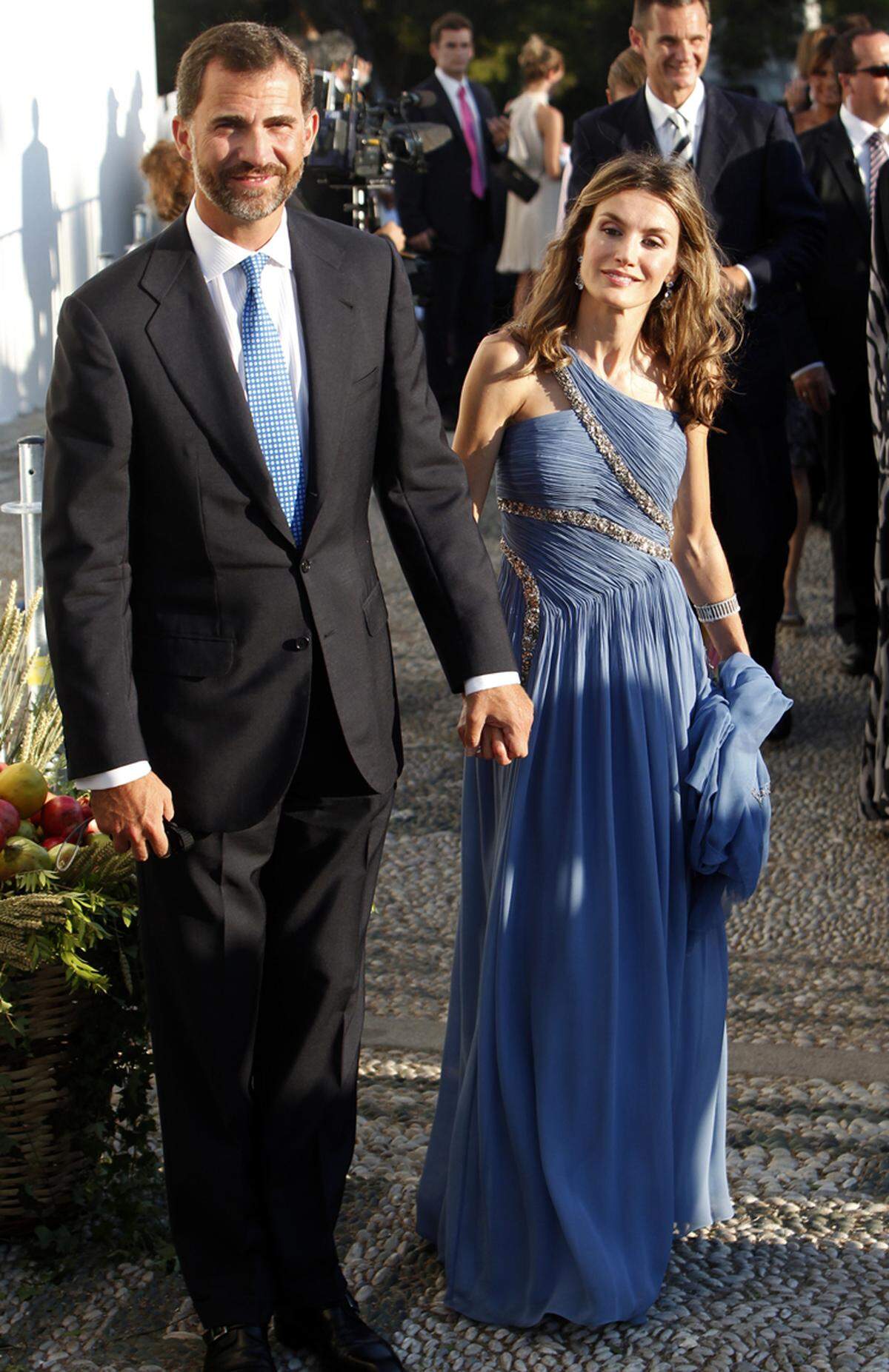 Was Letizia tragen wird, bleibt noch bis 18. Juni, wenn ihr Ehemann Felipe zum neuen König ernannt wird, ein Geheimnis. Blau steht ihr jedenfalls auch sehr gut, wie sie schon einmal als Hochzeitsgast unter Beweis stellte.