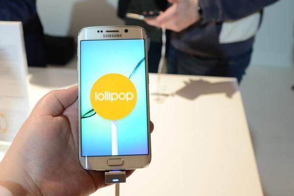 Auch das Galaxy S6 Edge wird mit Android 5.0.2 alias Lollipop angetrieben.