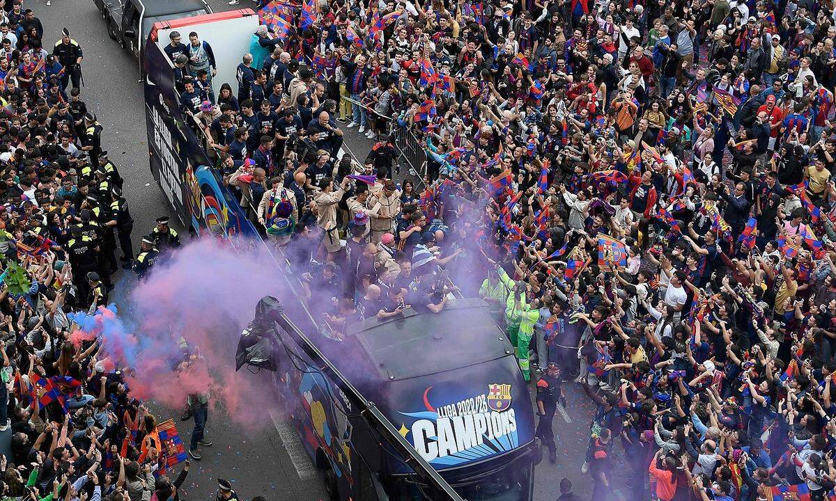 15. Mai. Zehntausende Fans des FC Barcelona haben die Meistertitel des Männer- und Frauenteams gefeiert. Die Fußballer und Fußballerinnen fuhren in offenen Doppeldeckerbussen im Schneckentempo durch Barcelona, umjubelt von den "Culés", wie die Barça-Fans genannt werden.