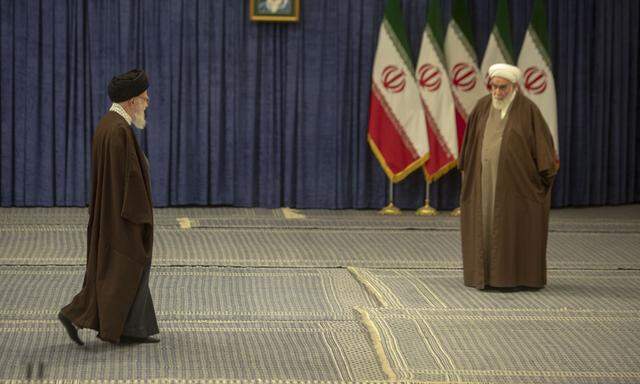 Revolutionsführer Khamenei, links im Bild am Freitag nach seiner Stimmabgabe, wollte mit der Wahl die Herrschaft der Hardliner zementieren.