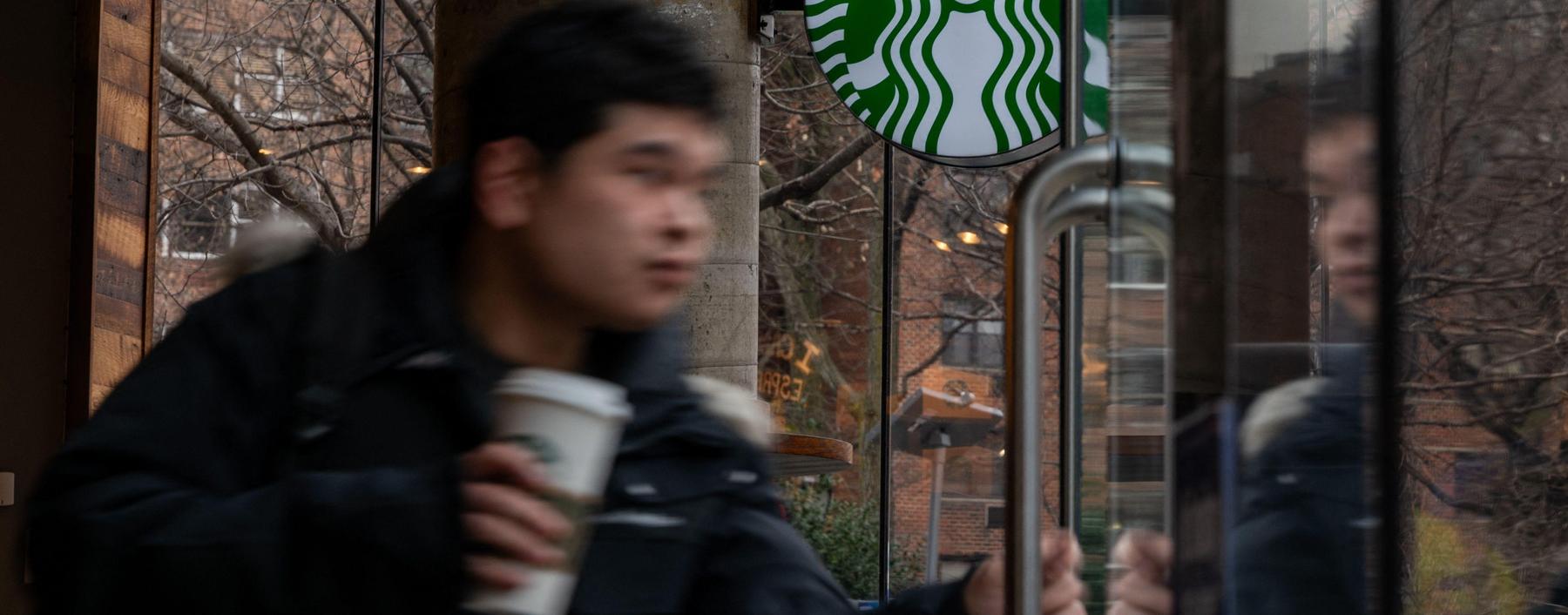 Der Umsatz in den bestehenden Filialen von Starbucks ging zuletzt um vier Prozent zurück.