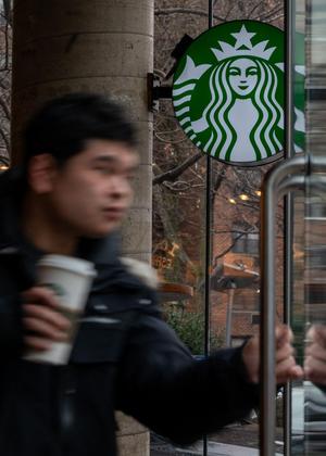 Der Umsatz in den bestehenden Filialen von Starbucks ging zuletzt um vier Prozent zurück.