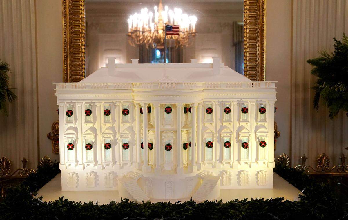 Neben weiteren Tannenbäumen, aufwendig mit Lichtern und Kunstschnee dekoriert, sticht ein Lebkuchenhaus - mit 159 Kilogramm - im Stile der Präsidenten-Residenz hervor.